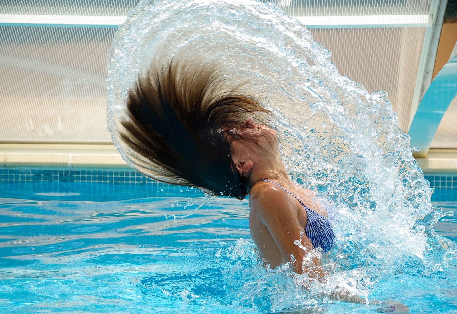 Longs Cheveux au Naturel: Aller régulièrement à la piscine avec de