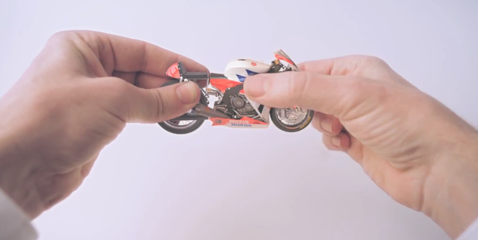 Honda "Hands" 65 anos de inovação AUTO