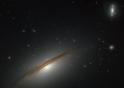 Galassia ibrida ripresa da telescopio Hubble: cosa si cela al suo interno
