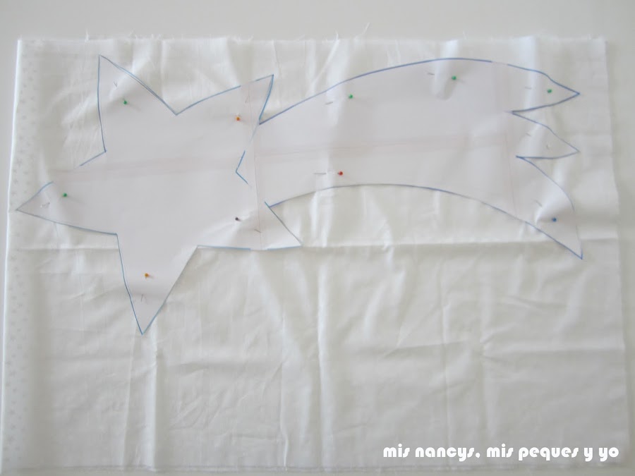 mis nancys, mis peques y yo, tutorial DIY cojín con forma de estrella de Navidad, colocar patrón y alfilerear
