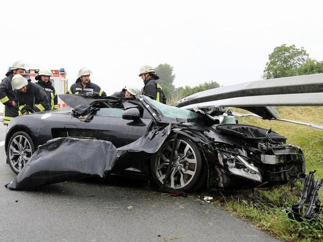 Crashed R8 Highway Lucky Couple Escape With Minor Injuries in Heavy Audi R8 Crash