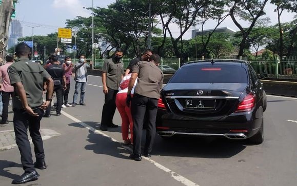 Mobil Presiden Mendadak Berhenti Saat Ada Relawan Jokowi Minta Rusun Pasar Rumput