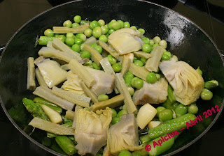  Huevos rotos sobre <strong>patatas fritas</strong> encamados sobre verduras 