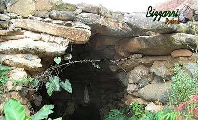 Construção de gruta de pedra de Nossa Senhora de Fatima, com pedra moledo, tipo chapão de pedra com a execução do paisagismo da gruta.