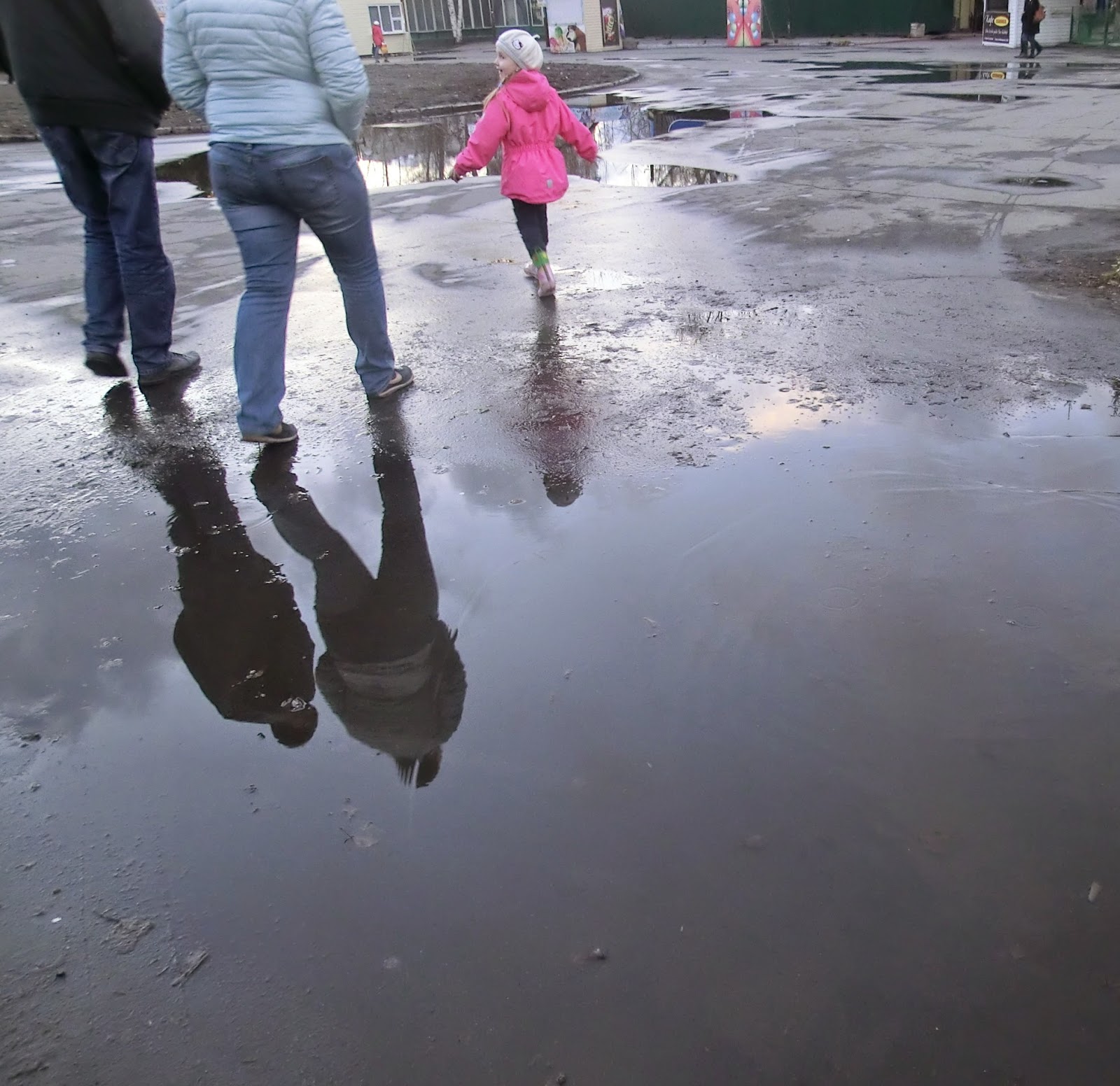 пешеходный по лужам. лужа под дождем. пешеходы бегут по лужам картина. пешеход и осень. пешеходный по лужам.