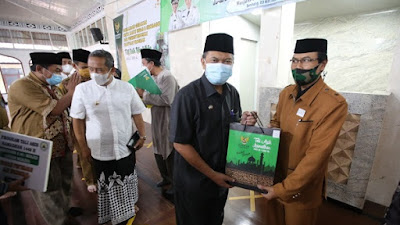 Wali Kota Bandung  Ajak Warga Gemar Zakat, Infak dan Sedekah