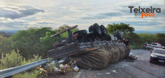 Caminhão carregado com sucos engarrafados e energéticos tomba na Serra do Teixeira