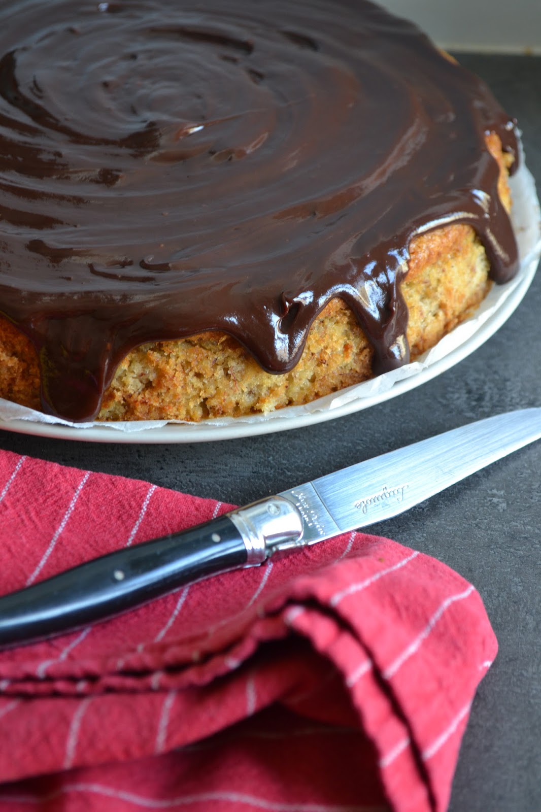 Bananen-Mandelkuchen mit Schokoladenglasur - The Recipe Suitcase