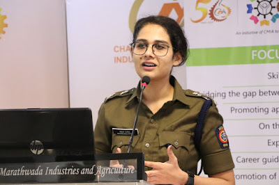 हिरो बनो..व्हिलन नही..औरंगाबाद पोलिस को S.P. मोक्षदा पाटील कि हिदायत, लोगो ने कहा बहोत खुब.. हिरो बनो..व्हिलन नही..औरंगाबाद पोलिस को S.P. मोक्षदा पाटील कि हिदायत, लोगो ने कहा बहोत खुब..