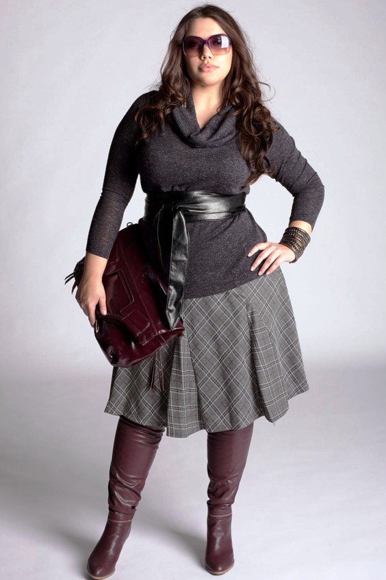 Plus size woman wearing a gray skirt, tights and burgundy boots