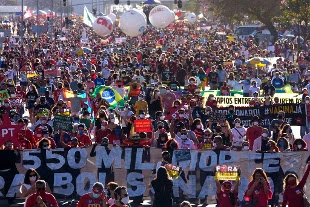 Brasile, migliaia in piazza contro Bolsonaro: chiedono l'impeachment per la gestione crisi Covid