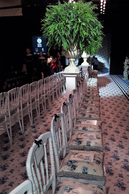 Pasarela decorada para el desfile de Jorge Vázquez minutos antes del comienzo 