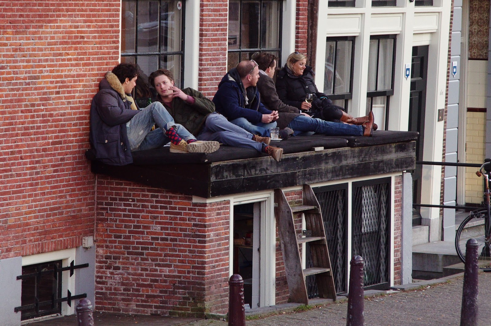 Сквоттеры кто это такие. Дом Аркадия Воложа в Амстердаме. В Амстердаме сквоттеры. Сквоттеры Англия. Сквоттеры в России.