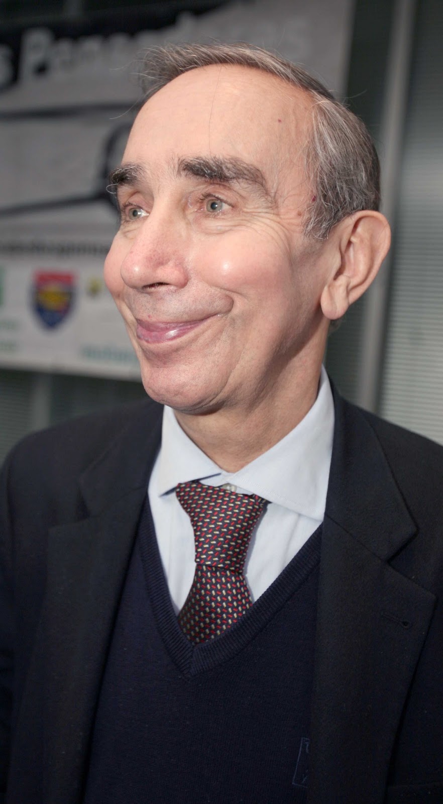 CLUBE DOS PENSADORES O Prof. Miranda abriu a Constituição no