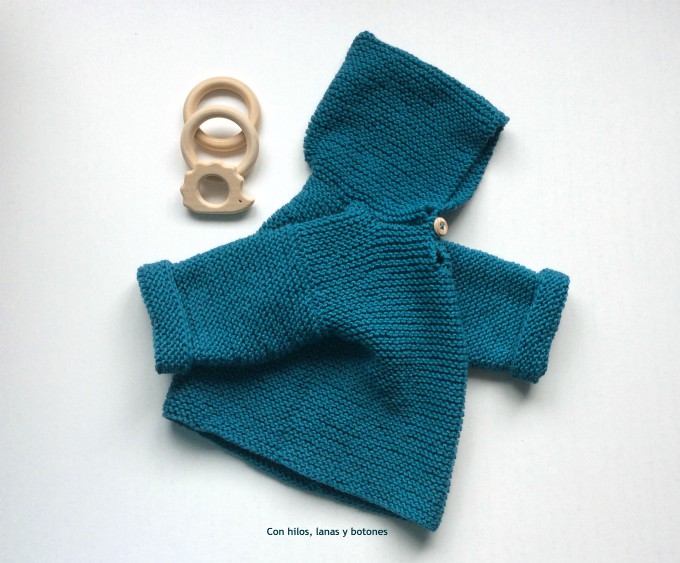 Con hilos, lanas y botones: Jersey con capucha para bebé (patrón gratis)