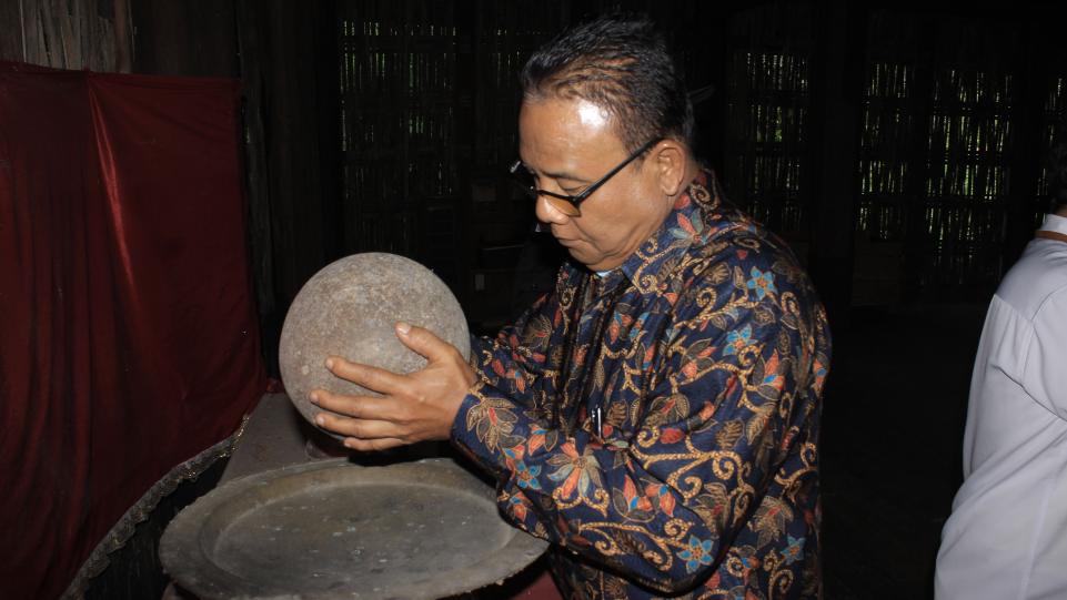 Pamong Kebudayaan Kemdikbud RI, Drs. Suarman saat meninjau Batu Angkek-Angkek di Istano Rajo Bagindo yang Dipatuan - Koto Gadang Koto Anau, Kamis 4 Februari 2021. (Dok. Istimewa) Pamong Kebudayaan Kemdikbud RI, Drs. Suarman saat meninjau Batu Angkek-Angkek di Istano Rajo Bagindo yang Dipatuan - Koto Gadang Koto Anau, Kamis 4 Februari 2021. (Dok. Istimewa)