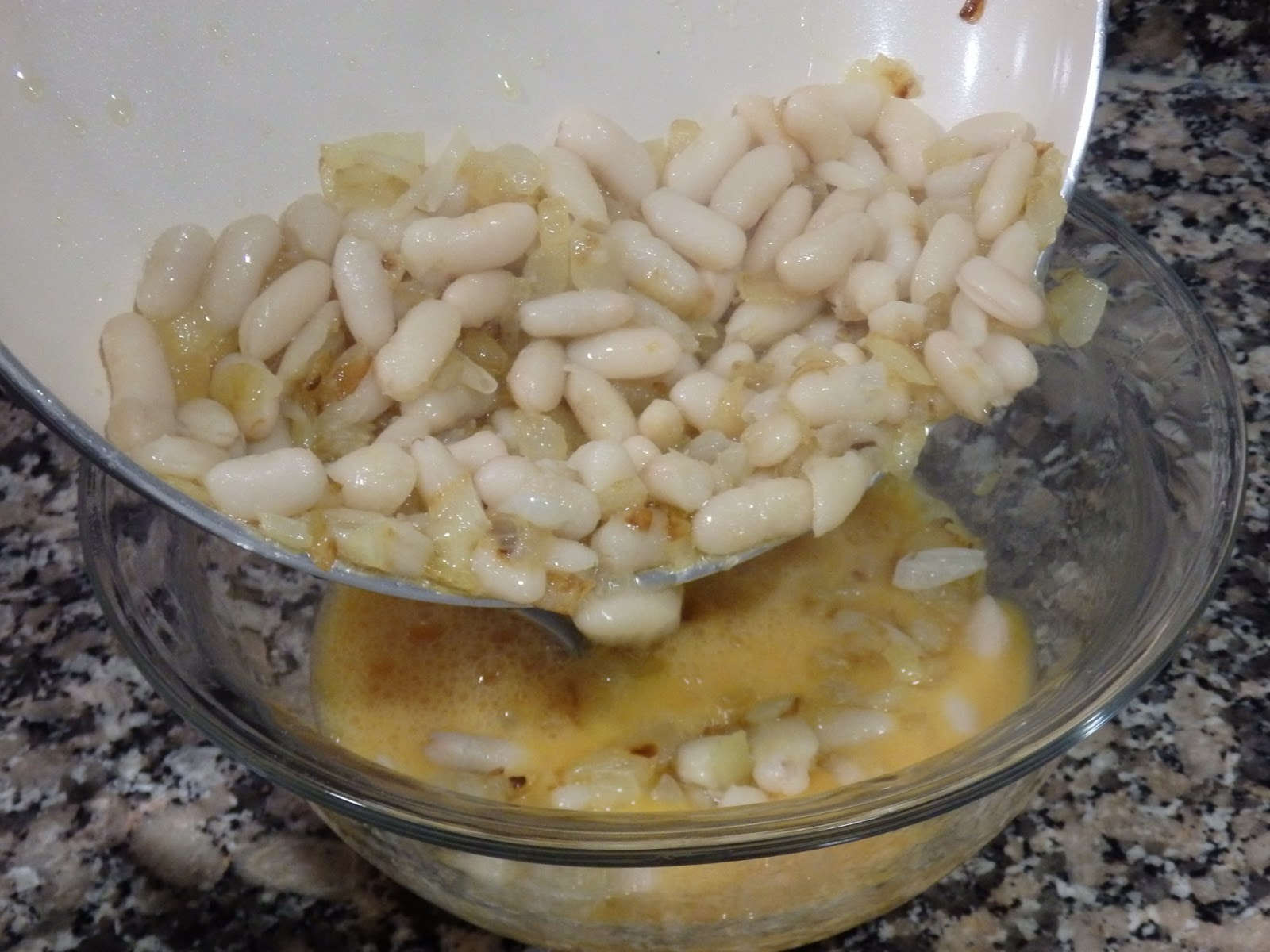 OSUKAA IS COOKING TORTILLA DE JUDÍAS BLANCAS Y CEBOLLA / WHITE BEANS