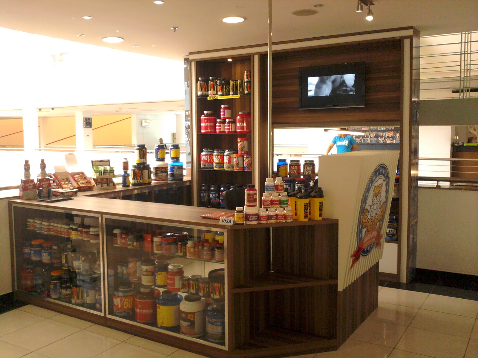 Jota Movéis Planejados Uma loja de suplementos com estilo e compacta