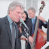 Jon Bon Jovi canta "Livin' On A Prayer" em casamento e vídeo bomba na web