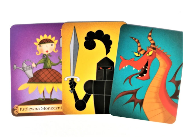 na zdjęciu trzy karty, królewna słoneczników, rycerz chcący ją odbić i broniący jej smok