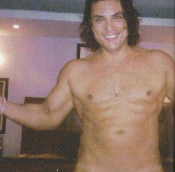 Osvaldo Rios arremete en contra de la revista que publico su foto desnudo.
