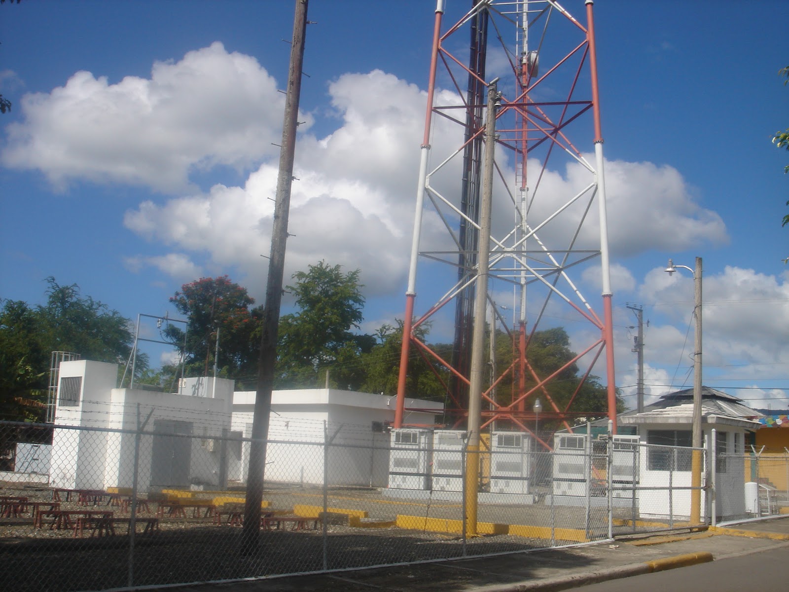 Claro-Codetel Deja Abierto Peligroso Hoyo En Salcedo ~ ComunidadRD.com