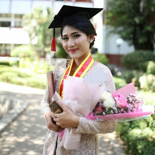 Model Rambut Wisuda Pakai Toga Modelrambutajib