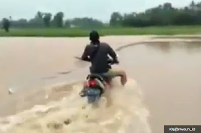 Nekat Terobos Banjir Honda Supra X Oleng dan Kecebur