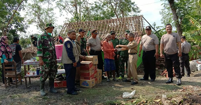 TNI Polri Bersama Masyarakat Gotong Royong Perbaiki Rumah Korban Puting Beliung