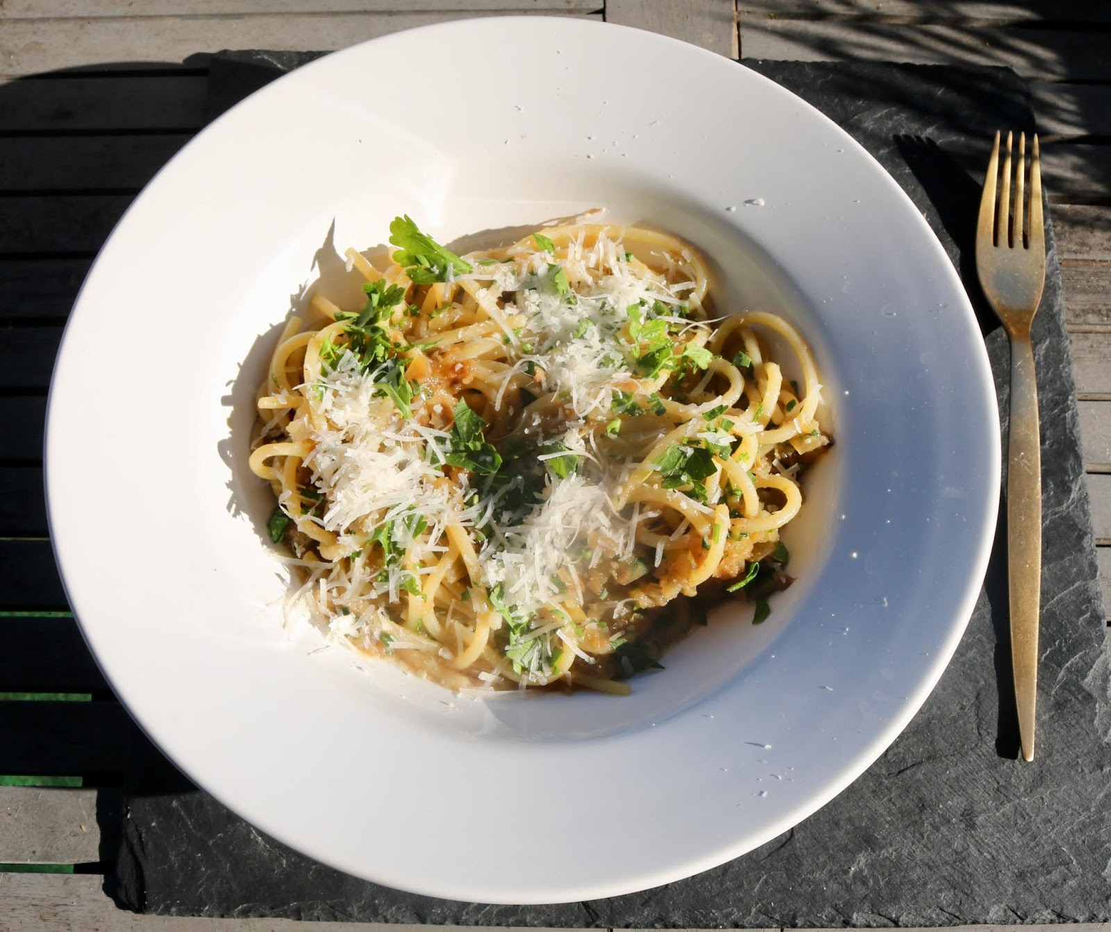 Pasta mit Zwiebeln und Anchovis