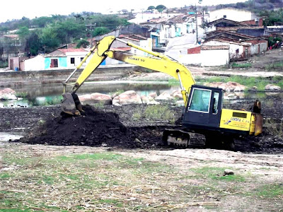 Secretaria de Infraestrutura de Panelas inicia limpeza do açude de Cruzes
