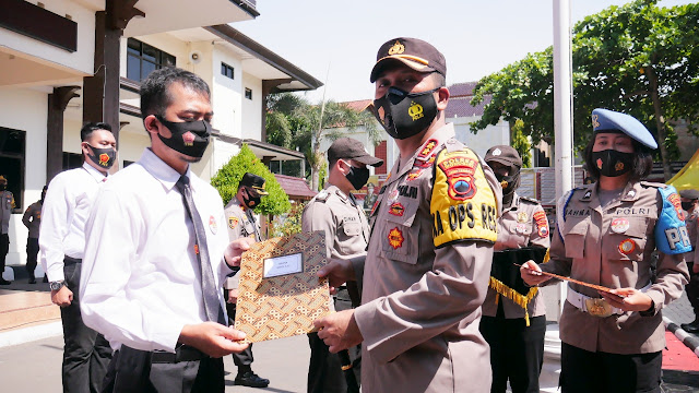 Kapolres Wonogiri Beri Penghargaan kepada Anggota Berprestasi