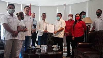 Calon Walikota Bitung Maurits Mantiri Terima Formulir B1KWK dari Partai Perindo