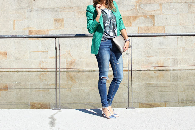 Blazer verde de Zara combinada con camiseta gris. Jeans rotos. Salones plateados.