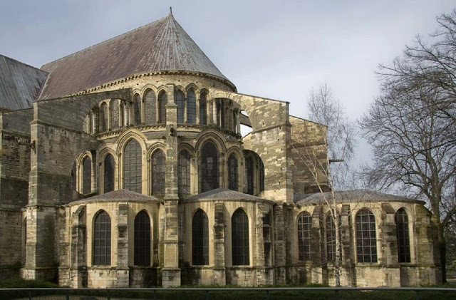 Церковь бенедиктинского аббатства Сен-Реми в Реймсе. Аркбутаны и контрфорсы