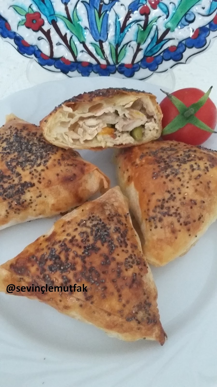 TAVUKLU GARNİTÜRLÜ MUSKA BÖREK