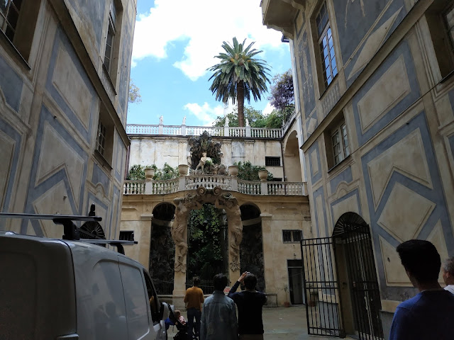 On arrive dans la cour intérieure du Palazzo Podestà. 