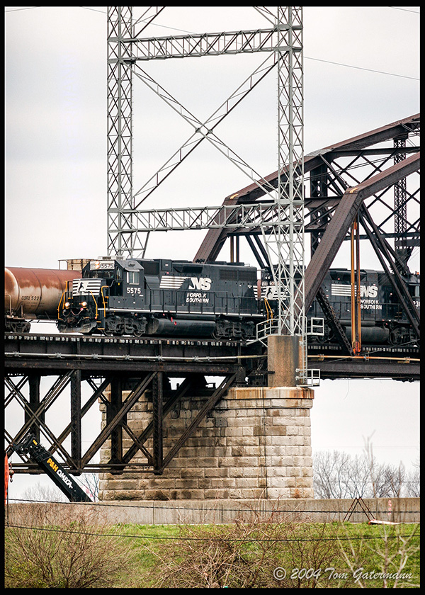 NS 5575 - Crossing the Merchants Bridge - St. Louis, MO