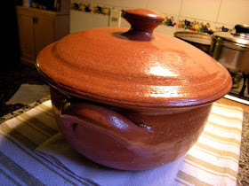 Puerto Cangrejo: Como curar una olla de barro / How to cure a clay pot