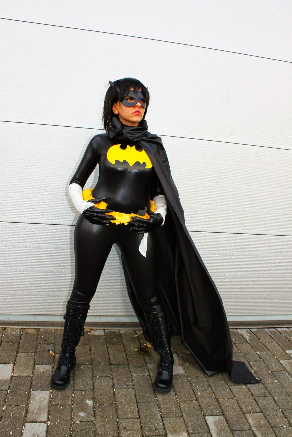 Classic Looking Black and Yellow Bat Girl Cosplays - Creative Cosplay ...