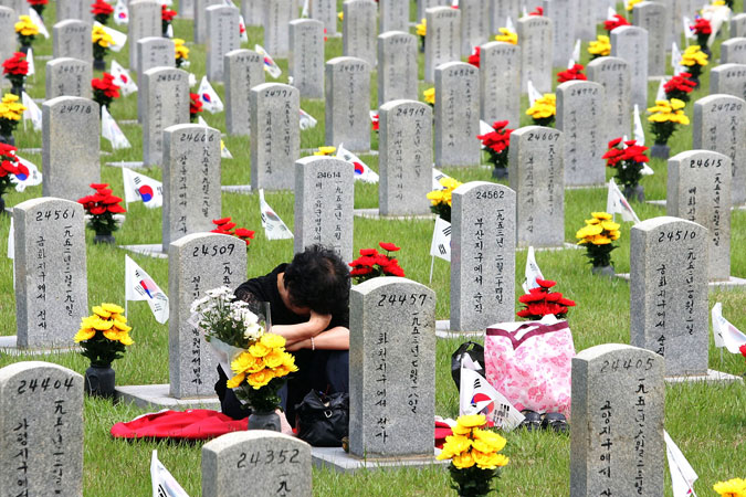 Южный похоронить. День памяти в Корее 6 июня. День памяти погибших в Южной Корее. Кладбище в Южной Корее. Обряды погребения в Южной Корее.