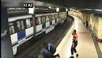Ver 📹. Policía municipal y seguridad privada evitan un atropello en el metro de Lavapiés