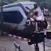 VÍDEO: Mulher imprudente milagrosamente se salva de ser atropelada por um trem de alta velocidade; assista