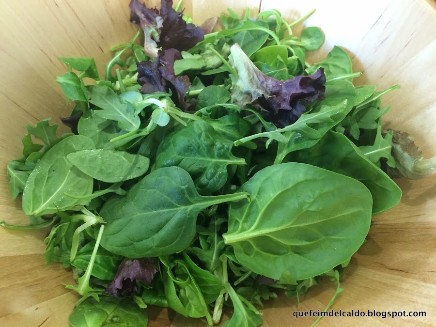 Ensalada verde con salmón ahumado y vinagreta de salsa de soja y manzana