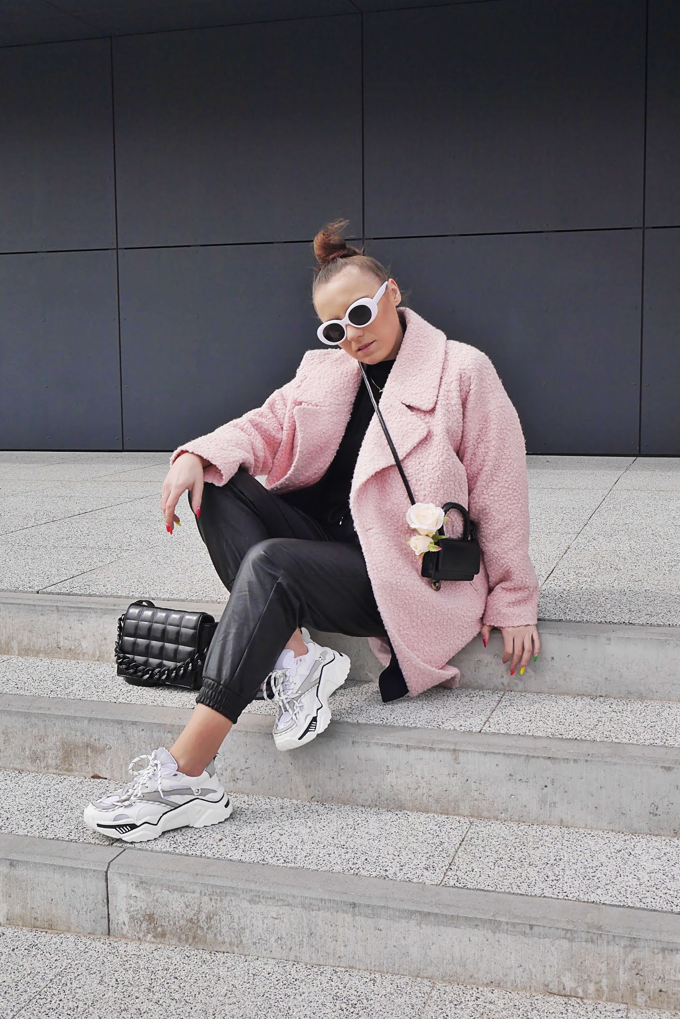 fashion blogger letaher jogger pants pink oversize coat blezer ugly shoes white ccc femme luxe outfit ootd spring look inspiration
