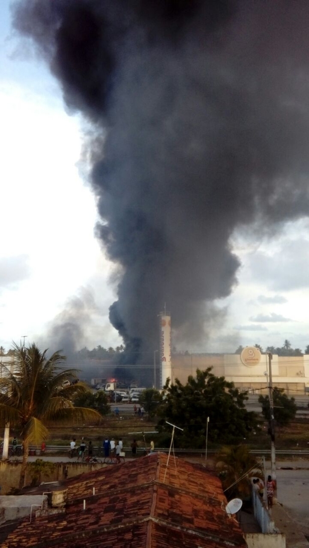 ESPAÇO MILITAR INCÊNDIO É REGISTRADO NO PÁTIO DO DETRAN NO BAIRRO SANTA MARIA EM ARACAJU.