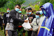 Sambangi Dusun Terpencil di Kecamatan Bawang, Kapolres Batang Bagikan Paket Sembako Pada Warga