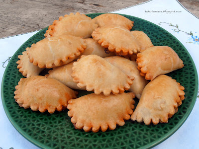 ~ Rubiols mini amb pasta de vi ~ Mini empanadillas con masa de vino  ~