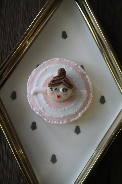 decorated cookies tutorial,ballet cookies,merde gift ideas,ballerina cookie,,bowing ballerina,ballerina,galletas de bailarina,Ornament Cookies,how to make a bowing ballerina cookie