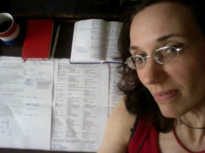 Portrait der Autorin mit Kalender, Wörterbuch, Rednertext mit Anmerkungen und dreisprachigen Lexiken